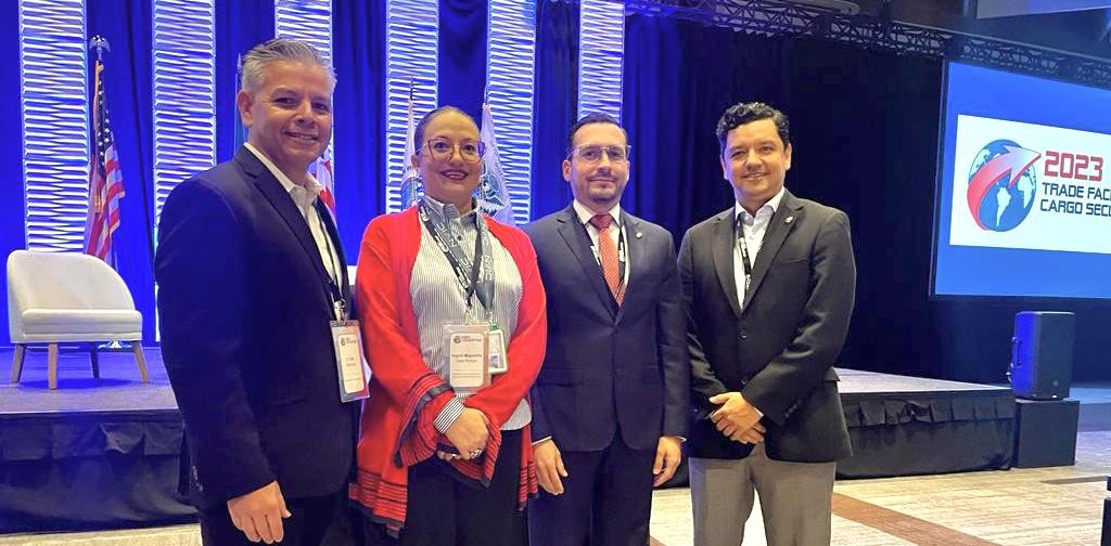 En la foto Los Sres. Erik Moncayo - Presidente Internacional y Director Ejecutivo (I) de WBO, Ingrid Magnolia Díaz - Directora de Gestión de Aduanas de la DIAN, Mg. Werner Ovalle - Intendente de Aduanas de la Superintendencia de Administración Tributaria de Guatemala - SAT y Oscar Sánchez - Presidente de la Junta Directiva de WBO, durante la firma del Acuerdo de Reconocimiento Mutuo entre Colombia y Estados Unidos. 