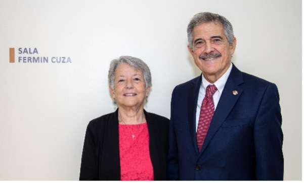 Momentos durante la revelación de la Aula Magna “Fermín Cuza”. Primera foto: el Sr. Fermín Cuza comparte este significativo momento junto a su esposa, Inés Cuza.