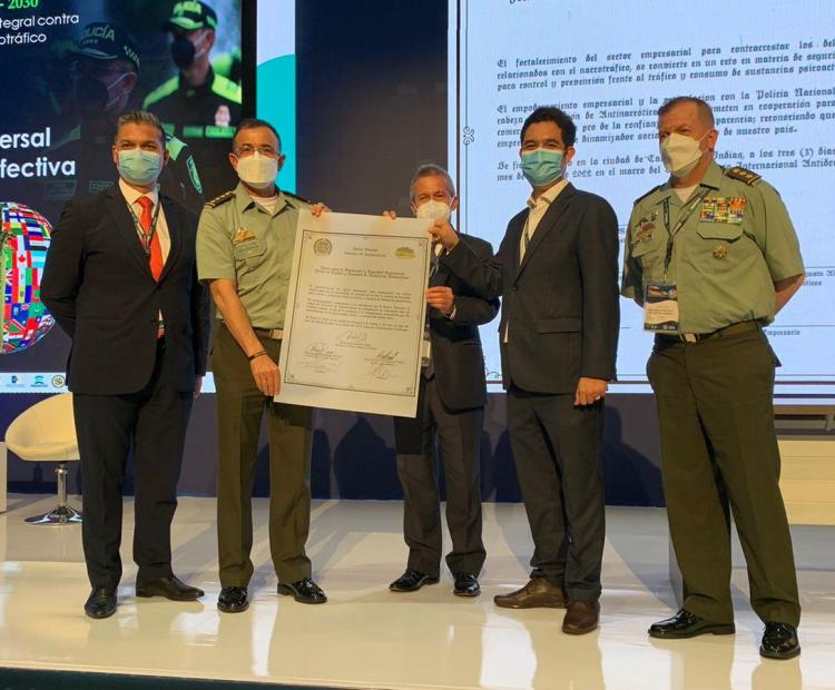 Momentos durante la firma del Pacto para la Prevención y Seguridad Empresarial frente al Tráfico y Consumo de Sustancias Psicoactivas, en el marco del III Congreso Internacional Antidrogas en la ciudad de Cartagena de Indias.