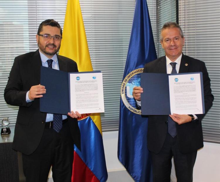 En la foto, los Sres. Javier Gutiérrez López, director de la UIAF y Luis Bernardo Benjumea, director ejecutivo de BASC Colombia, durante la ceremonia de firmas.