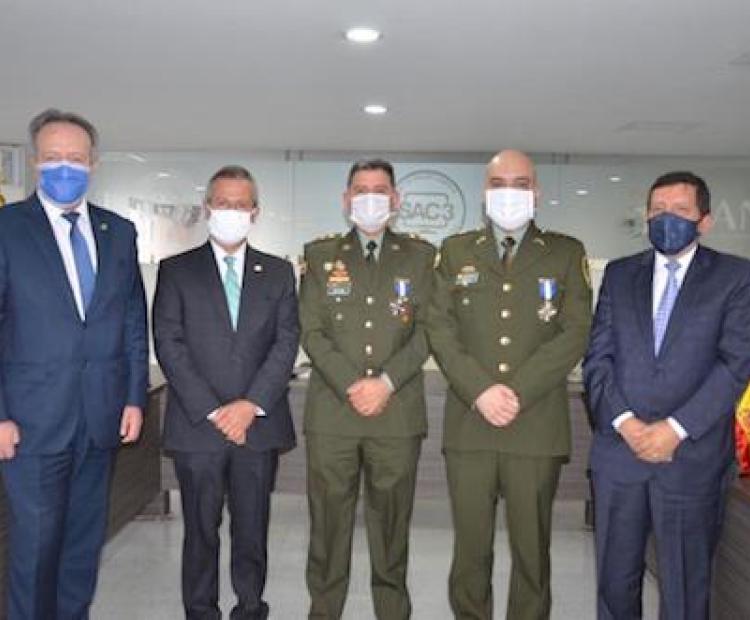 En la foto, de izquierda a derecha, los señores: Miguel Velásquez Olea, director ejecutivo de BASC Bogotá, Luis Bernardo Benjumea Martínez, director ejecutivo de BASC Colombia, Brigadier General Gustavo Franco Gómez, Teniente Coronel Oscar Cortés Dueñas, y Ricardo Ernesto Sanabria Ramírez, presidente de la Junta Directiva de BASC Colombia.