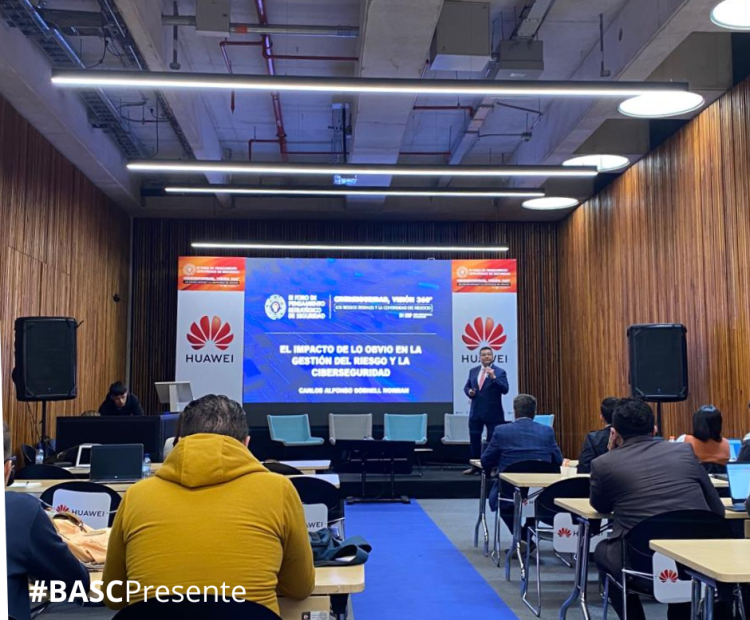 Carlos Boshell, Auditor Internacional BASC, durante la presentación de la charla "El Impacto de lo Obvio en la Gestión del Riesgo y la Ciberseguridad”. 