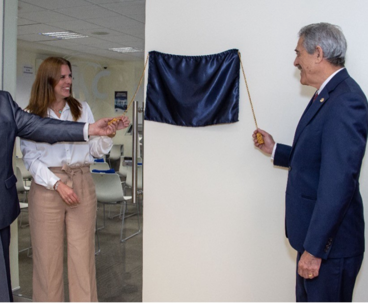 Develamiento de placa en honor al Sr. Fermín Cuza por parte de BASC Perú