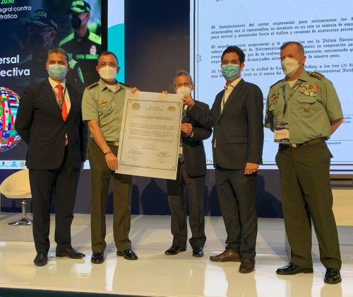 Momentos durante la firma del Pacto para la Prevención y Seguridad Empresarial frente al Tráfico y Consumo de Sustancias Psicoactivas, en el marco del III Congreso Internacional Antidrogas en la ciudad de Cartagena de Indias.