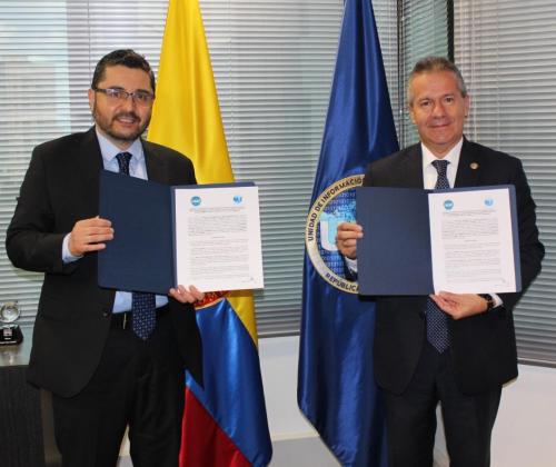 En la foto, los Sres. Javier Gutiérrez López, director de la UIAF y Luis Bernardo Benjumea, director ejecutivo de BASC Colombia, durante la ceremonia de firmas.