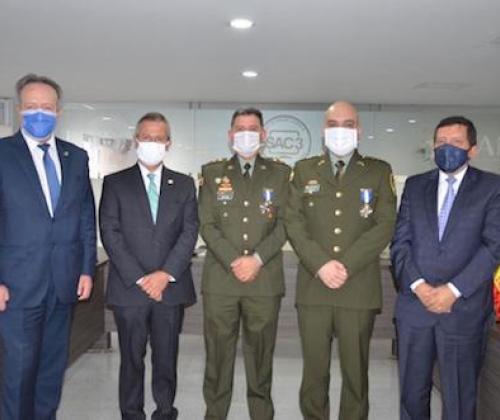 En la foto, de izquierda a derecha, los señores: Miguel Velásquez Olea, director ejecutivo de BASC Bogotá, Luis Bernardo Benjumea Martínez, director ejecutivo de BASC Colombia, Brigadier General Gustavo Franco Gómez, Teniente Coronel Oscar Cortés Dueñas, y Ricardo Ernesto Sanabria Ramírez, presidente de la Junta Directiva de BASC Colombia.