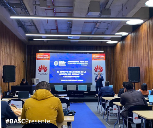 Carlos Boshell, Auditor Internacional BASC, durante la presentación de la charla "El Impacto de lo Obvio en la Gestión del Riesgo y la Ciberseguridad”. 