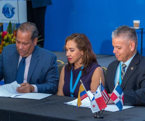 En la foto: Los Sres. Nelson Brens Castillo; Presidente de ASAPRA, Katya López; Vicepresidenta de la Región Andina – ASAPRA; y Erik Moncayo; Presidente Internacional de World BASC Organization, durante la firma del Memorando de Entendimiento (MOU) entre ambas organizaciones.