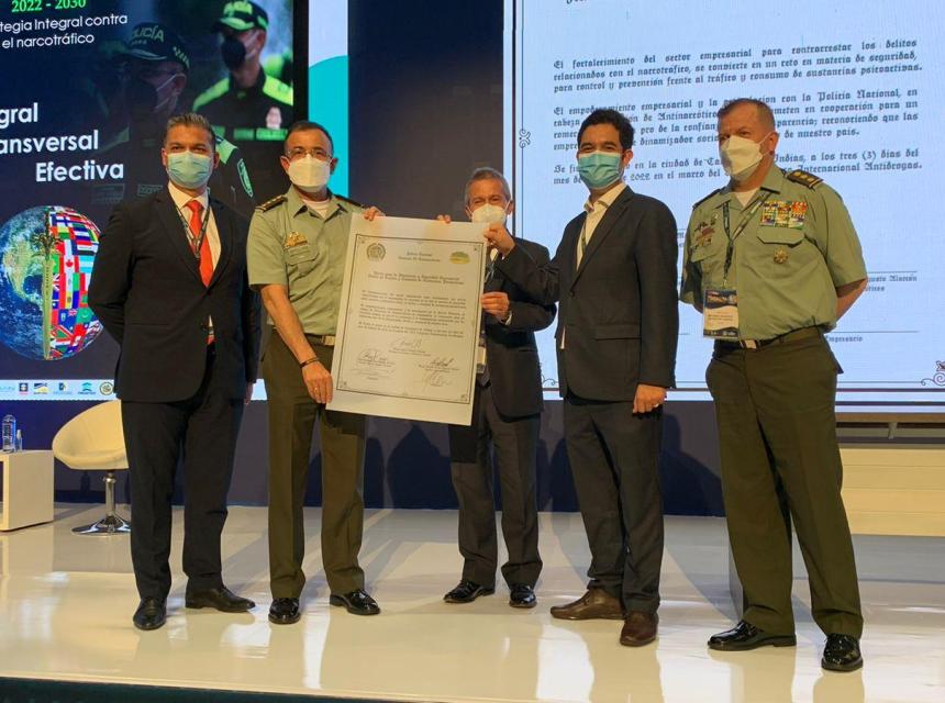 Momentos durante la firma del Pacto para la Prevención y Seguridad Empresarial frente al Tráfico y Consumo de Sustancias Psicoactivas, en el marco del III Congreso Internacional Antidrogas en la ciudad de Cartagena de Indias.