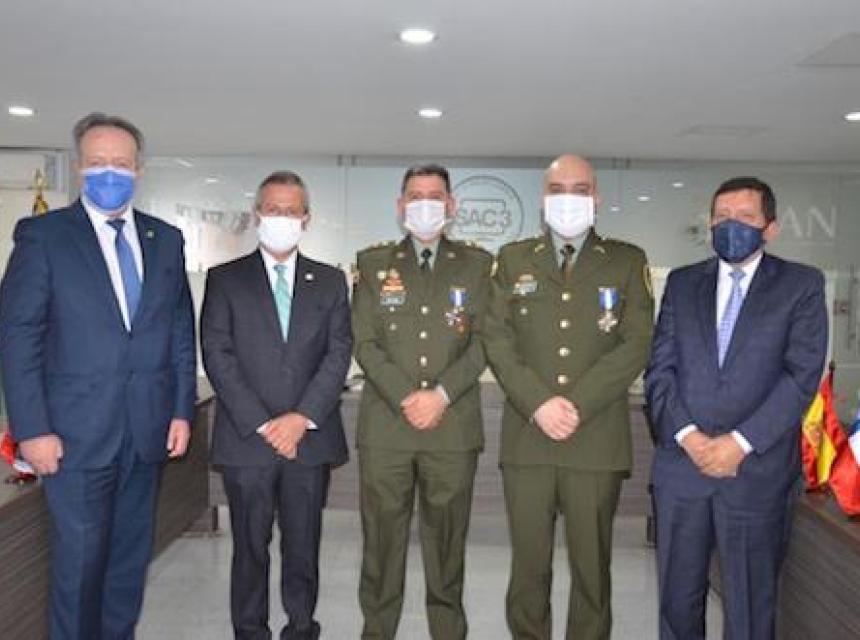 En la foto, de izquierda a derecha, los señores: Miguel Velásquez Olea, director ejecutivo de BASC Bogotá, Luis Bernardo Benjumea Martínez, director ejecutivo de BASC Colombia, Brigadier General Gustavo Franco Gómez, Teniente Coronel Oscar Cortés Dueñas, y Ricardo Ernesto Sanabria Ramírez, presidente de la Junta Directiva de BASC Colombia.