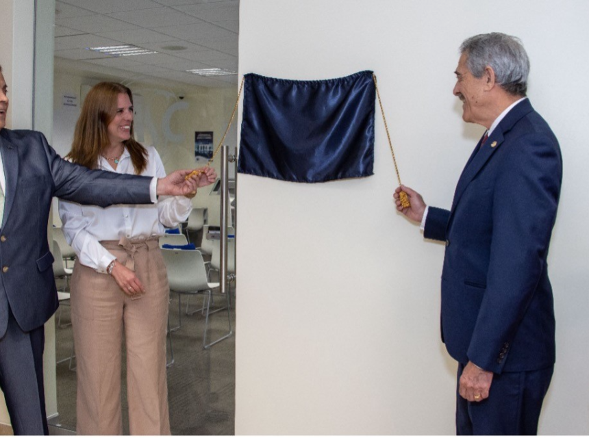 Develamiento de placa en honor al Sr. Fermín Cuza por parte de BASC Perú